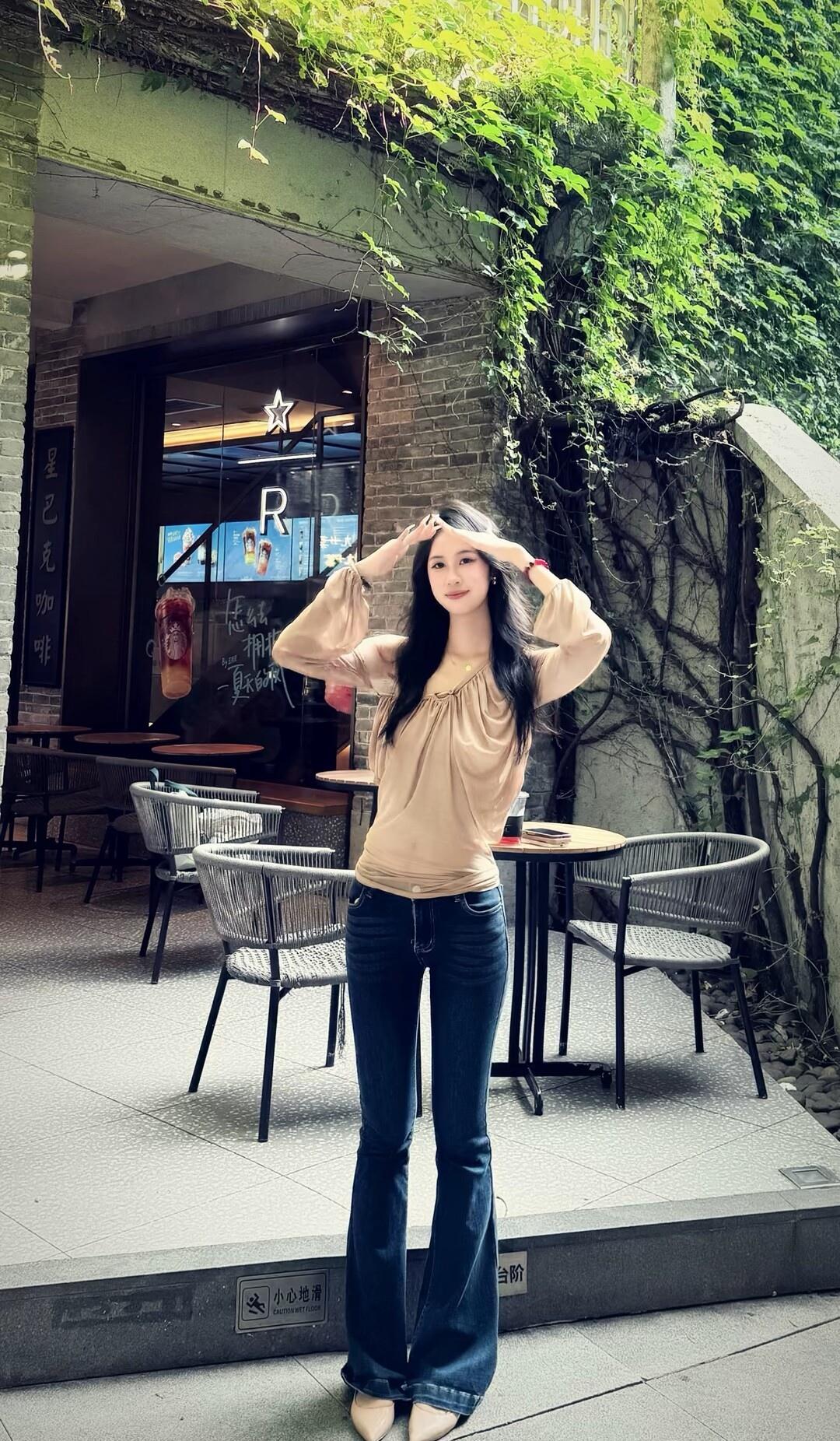 绿植环绕的复古咖啡馆，时尚穿搭与自然美景的完美结合。