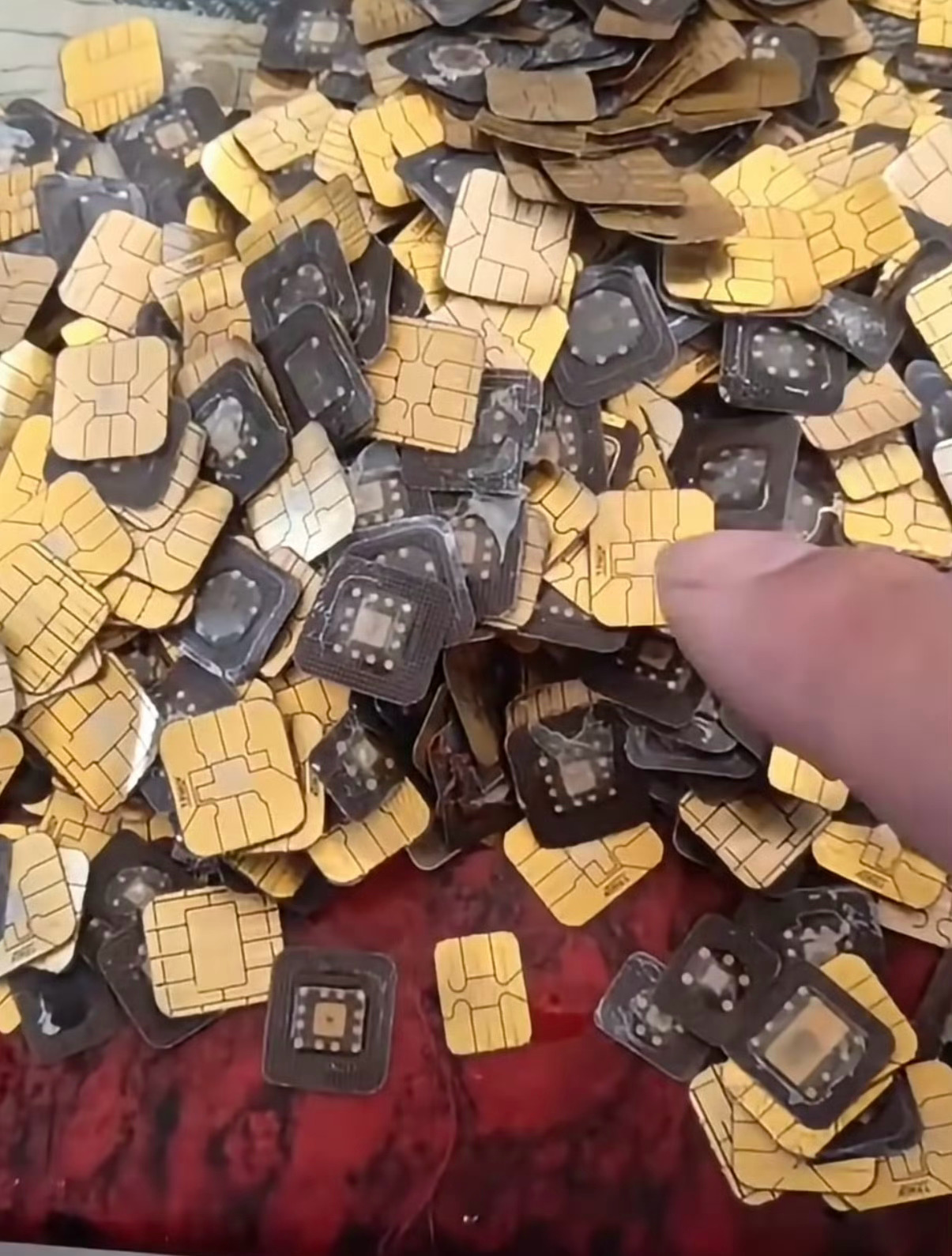 原来银行卡上的金色卡片是真金 竟然是真的！但含量极少，甚至几万张还不到1g，我不