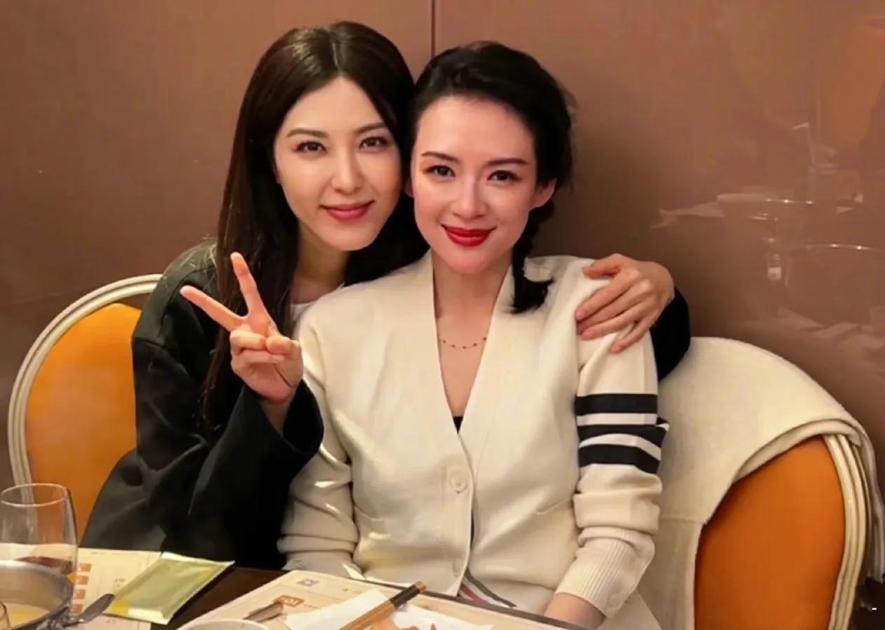 章子怡与曾黎这对中戏96级老同学的意外同框！
2026年1月27日，章子怡与曾黎