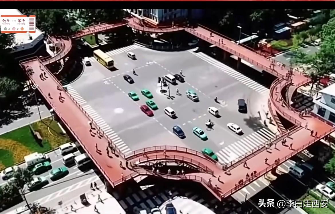 西安小寨环形天桥2004年建成

距今已有26年历史，

当时的小寨十字通过的汽