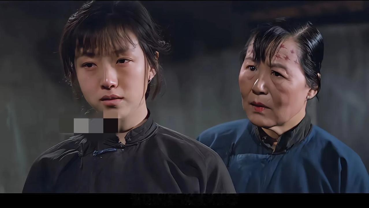 小福子被卖进白房子后，终日以泪洗面，身后那位年长的姐姐安慰她坚强地活着，要她等祥