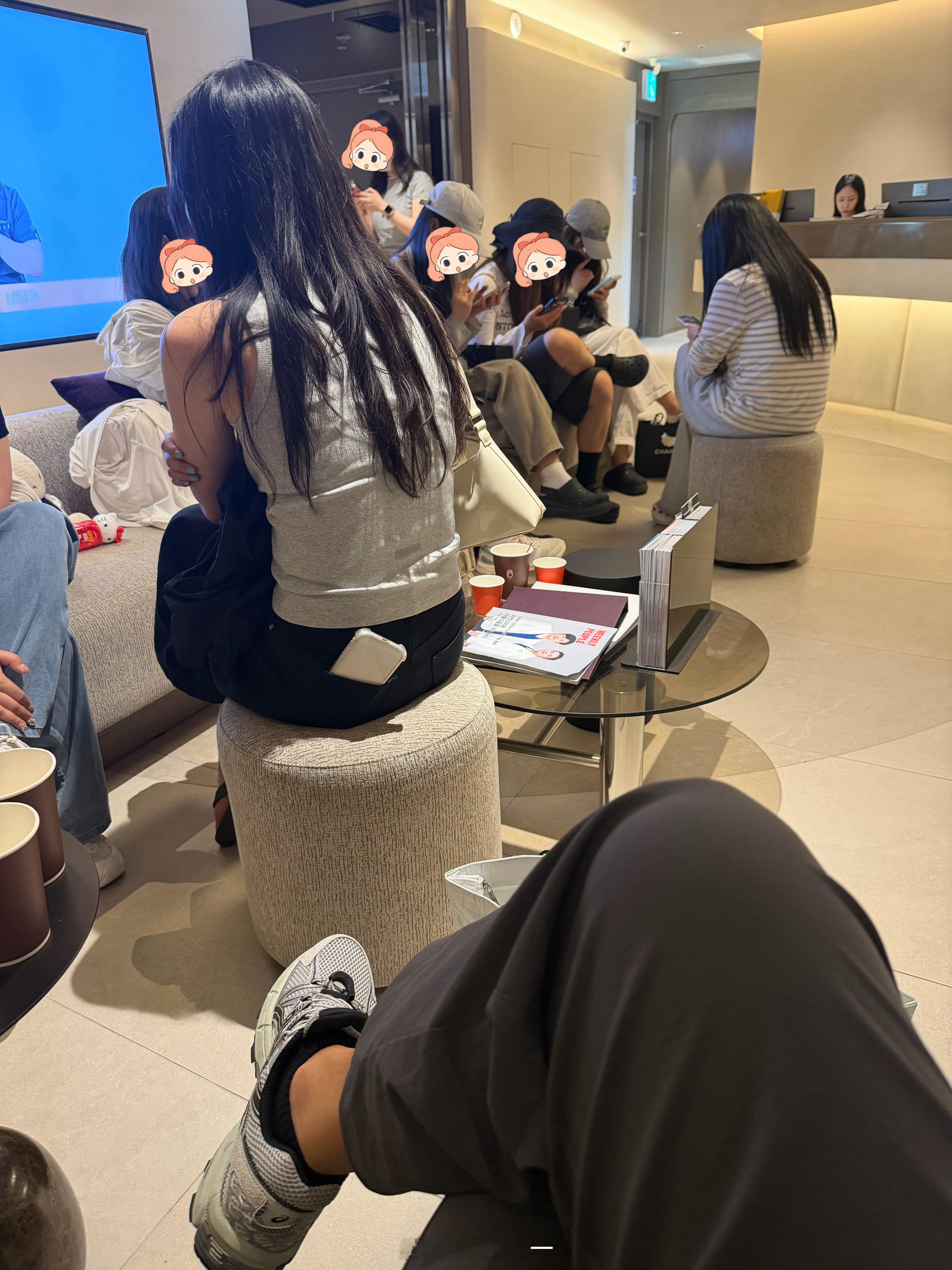 来都来了，既然大家都让我整容，我就简单整整吧。说实话我都惊呆了，全是漂亮小姑娘，