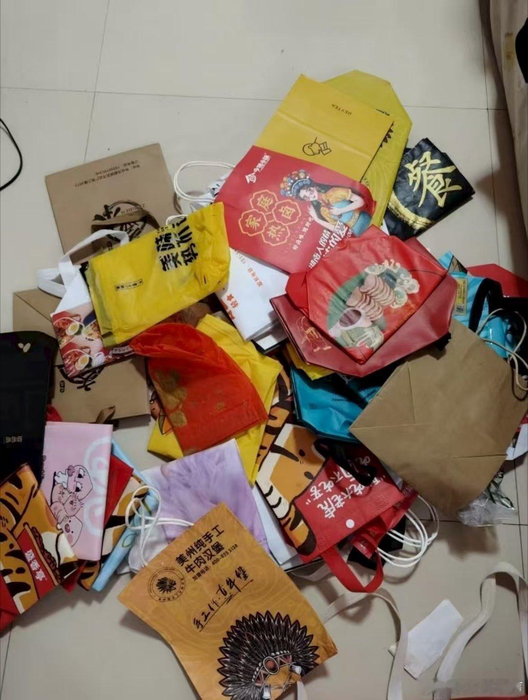 没有小众的兴趣只有不懂邪修的人凌晨三点在实验室调配荧光菌液时，烧杯里晃着整片银河