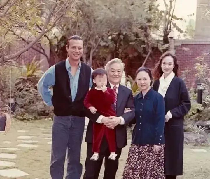 一觉睡醒
 
是不是全网都知道了。
 
1938年出生的琼瑶，1968年成名；此