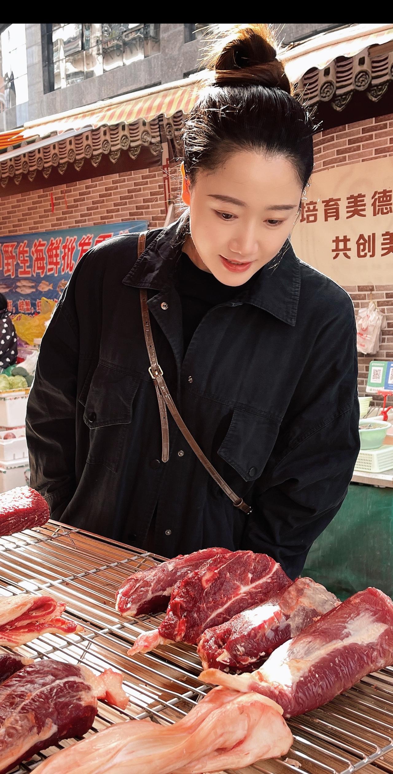 生命的波澜壮阔，如同夏日的暴雨，来得猛烈，去得也快。而真正支撑我们走下去的，是雨