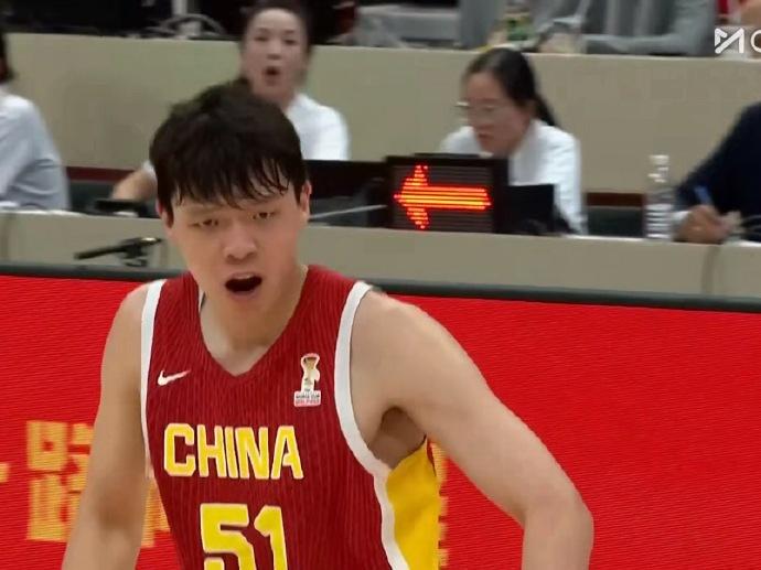 少见啊！
杨瀚森篮下背身，撞翻对手中锋，单打命中，还来了波情绪释放。

对阵黎巴