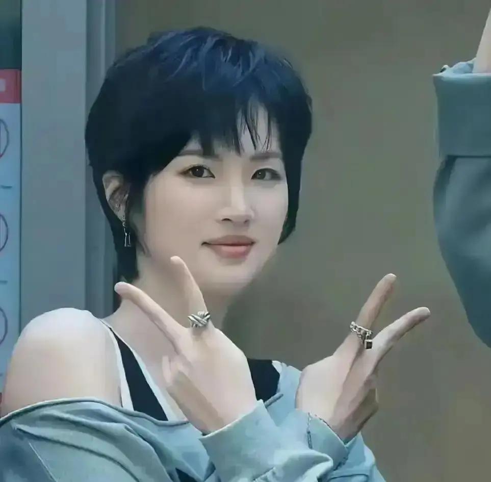 郭京飞那帮人不喝酒了，改玩命抠戏。
 
白天拍，夜里剪，凌晨复盘到天亮，酒桌让位