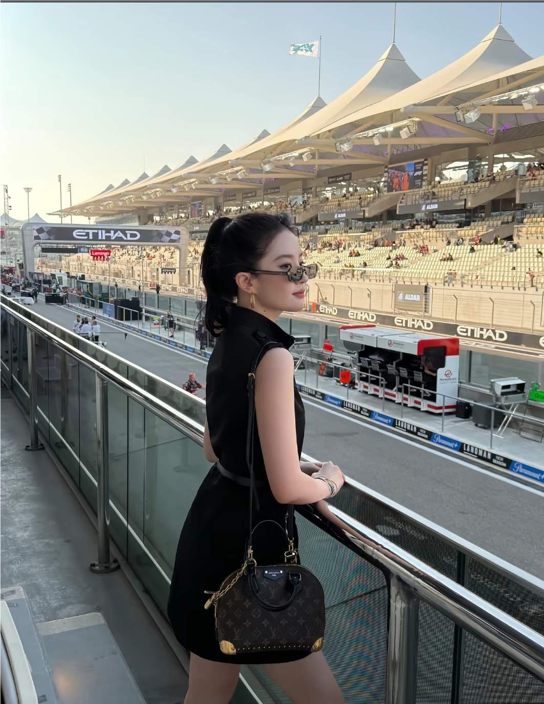 发现一个细节，就是最近巴黎时装周上，

刘亦菲生图被疯传，38岁皮肤透亮得像20