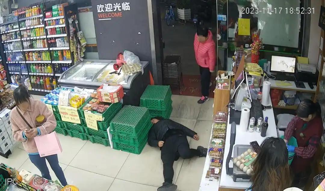 上海的刘女士在上海的一家便利店购物后，因退货问题与收银员发生了争执。一边硬要退货