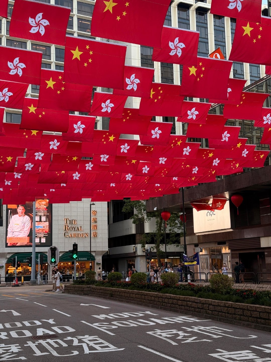 《企业强人》一众演员献上美好祝愿，既有陪伴多年的经典面孔，也有朝气满满的新生力量
