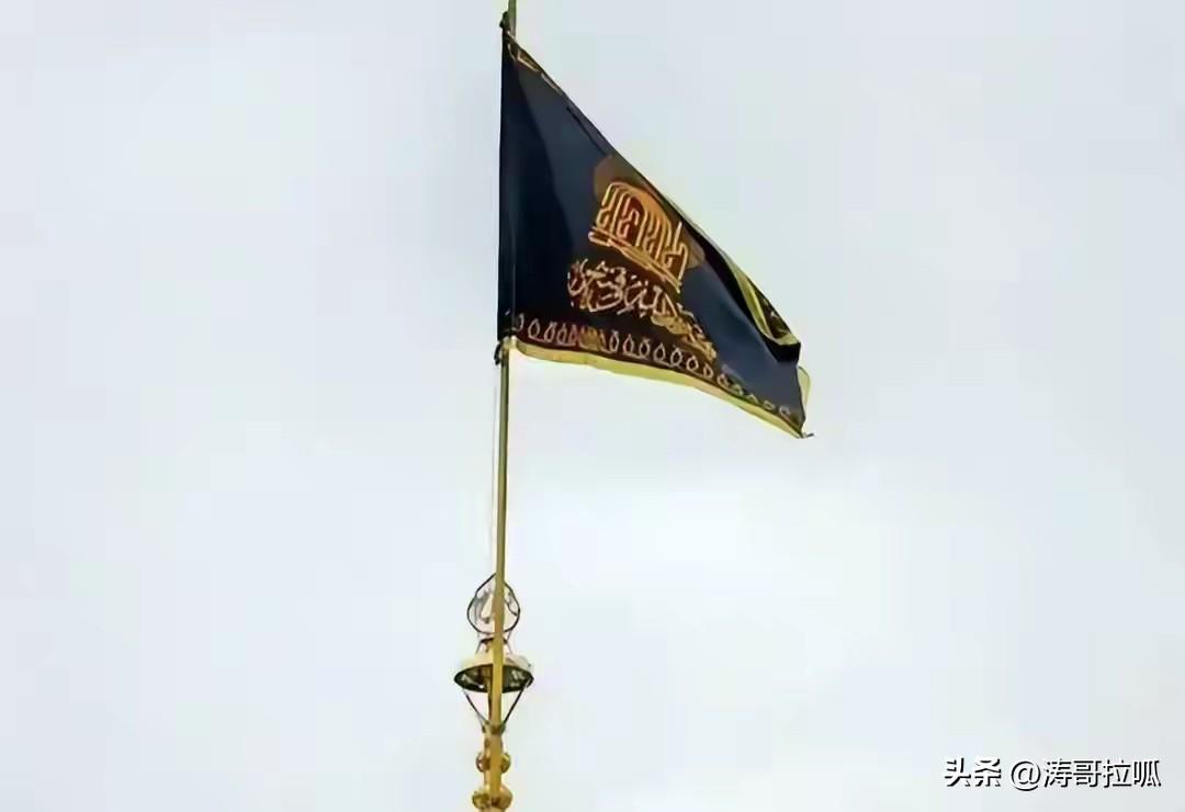 2026年3月1日，哈梅内伊遇刺48小时后，伊朗在清真寺塔尖升起复仇黑旗，随即以