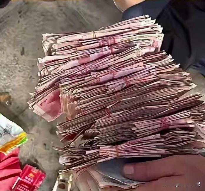 一位无儿无女的低保老人清贫离世。街道人员整理遗物时，只见破旧衣物与未拆封的新衣并