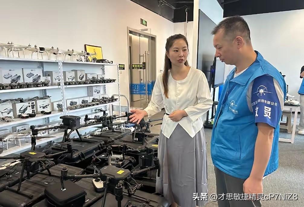 太有头脑了！武汉一位90后女生为了“赚大钱”，灵机一动选择去修无人机，这一修就是