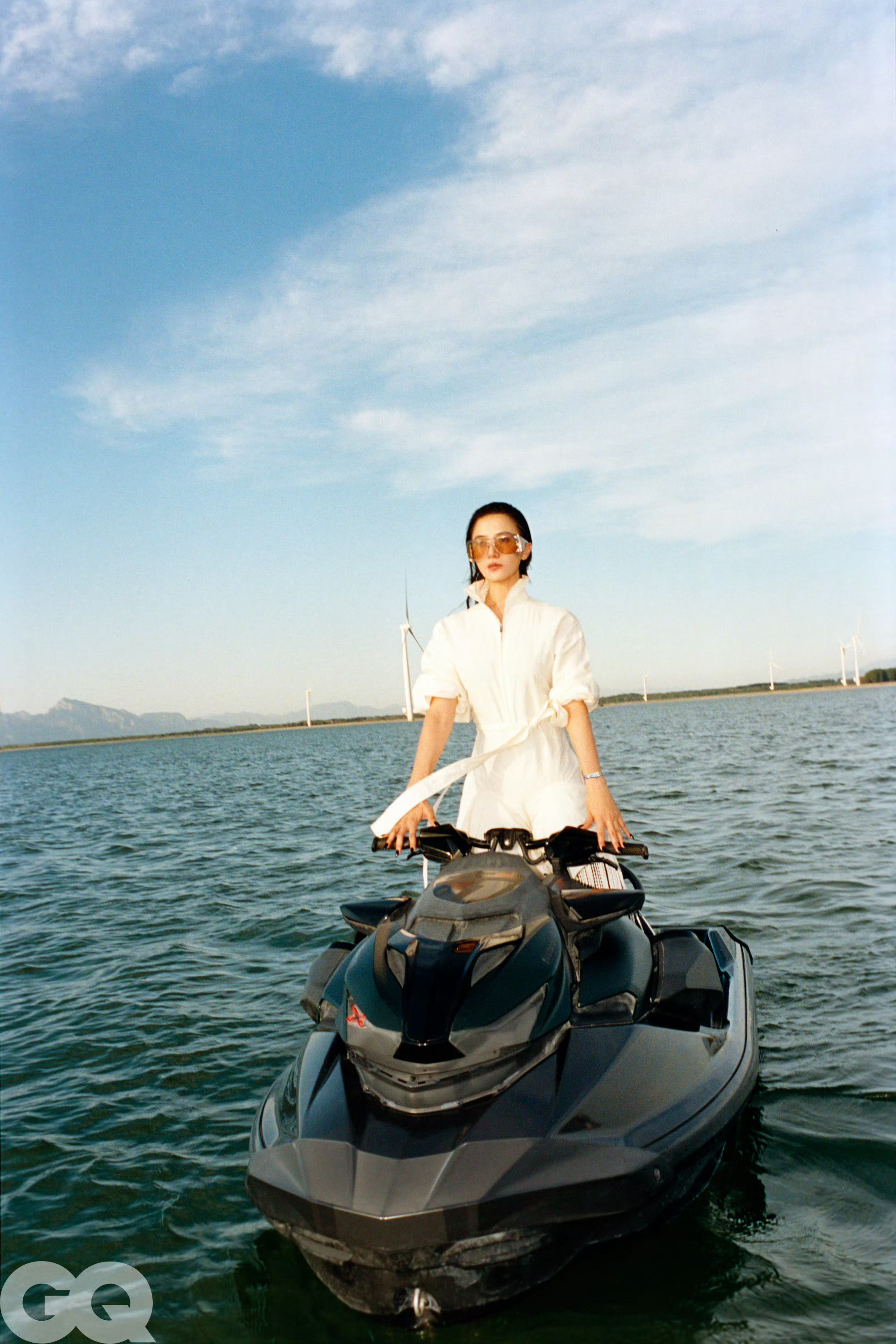 哇好不一样的宋佳！GQ China 复刊迎来首位女星登封，时隔九年，佩戴 Car
