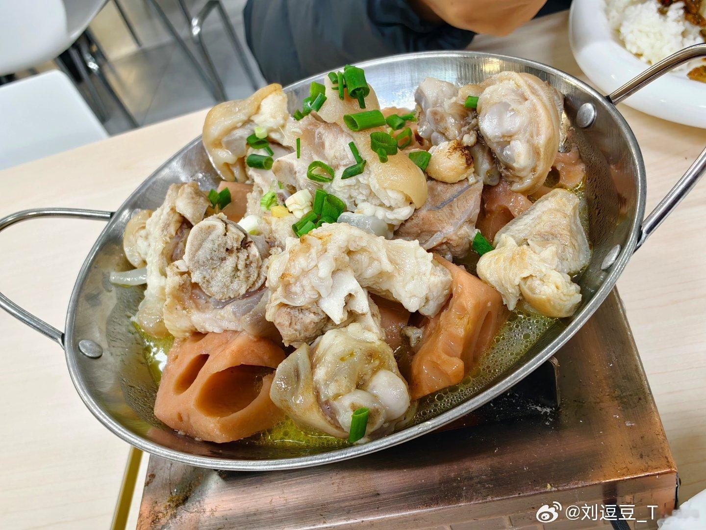 今天中午吃个猪蹄