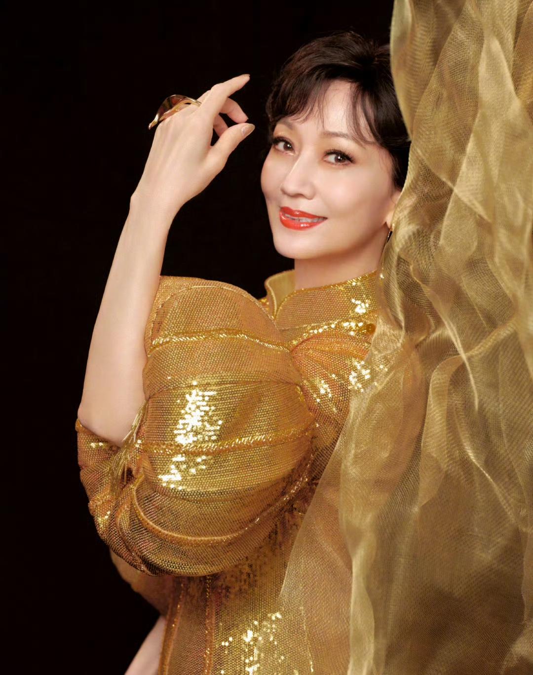 70多岁的赵雅芝
在穿搭这一块从来没输过
这次穿搭玩出了新花样
把灯笼挂在手臂上