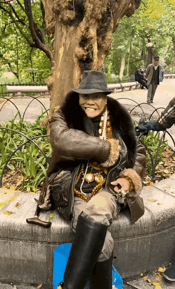 图中老者很特殊

有钱活的真气粗

大把钞票掏出兜

一看少有两万多

穿着打扮