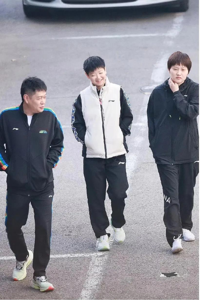 被国乒氛围暖到啦
 
刷到邱贻可教练、孙颖莎还有李雅可一起漫步。邱贻可教练神情沉