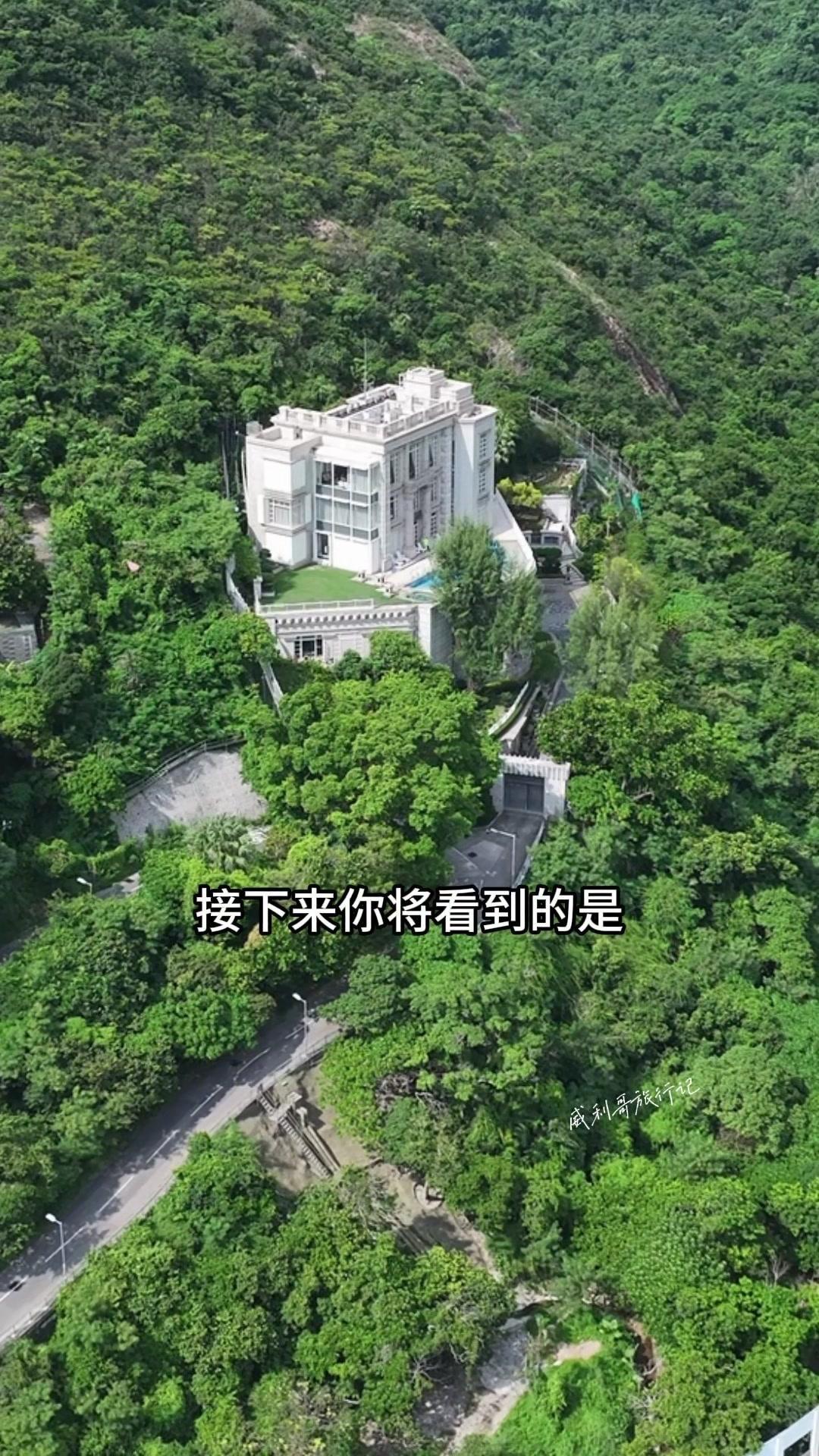 这栋位于香港深水湾道79号的别墅，是震惊全港的李嘉诚超级豪宅。
1963年，35