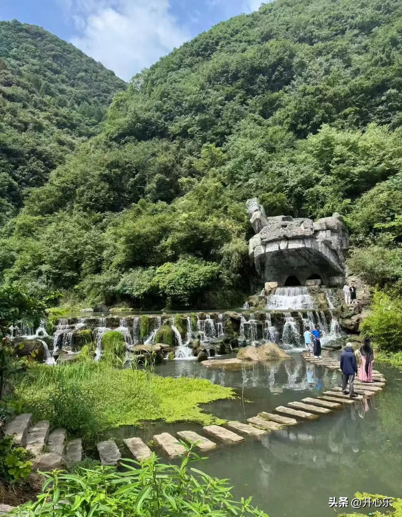 山水之间，藏着一份不用赶路的安静

今天想分享一张照片。

没有刻意找角度，也没