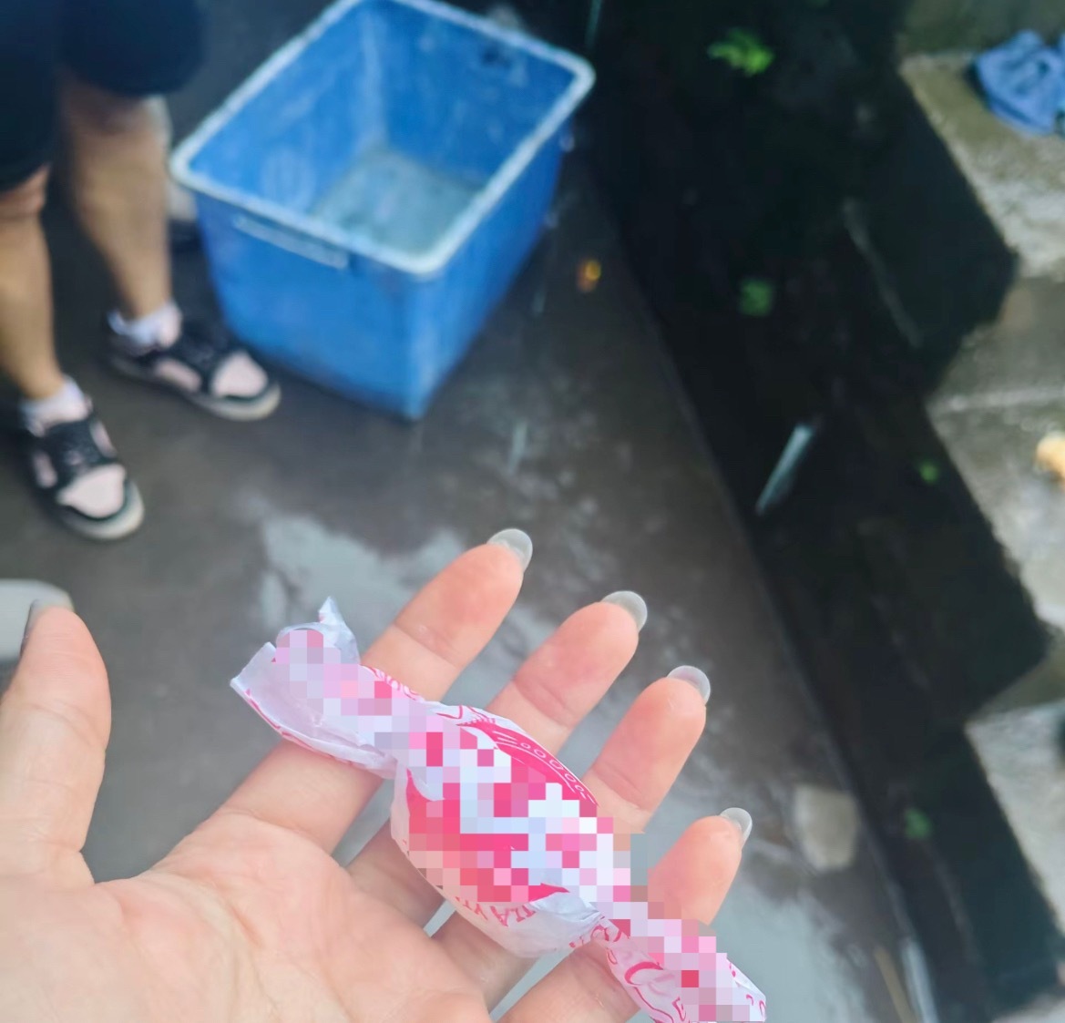 【玉林群众在公园上救助疑低血糖晕倒的男子】4月28日一大早，网友分享：玉林龟山公