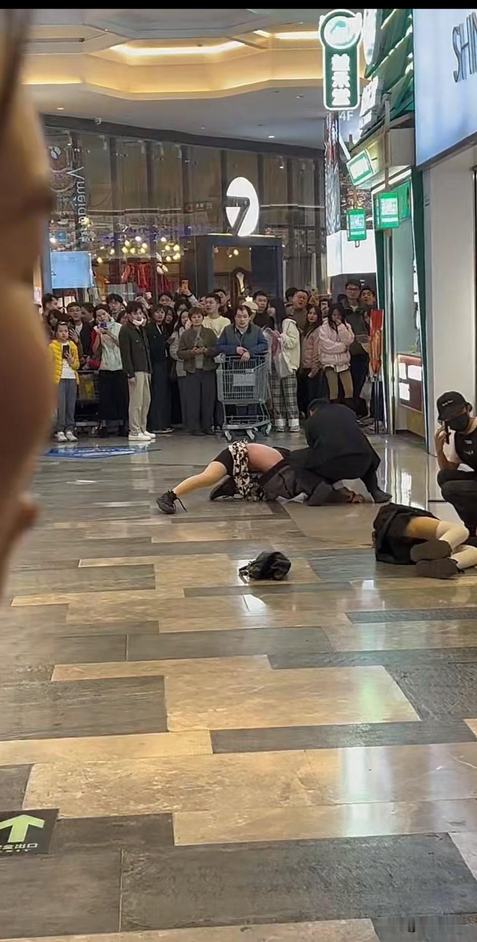 南宁航洋国际购物中心这是怎么了？画面中一名安保人员拽住一名女扮男装者，就是不松手