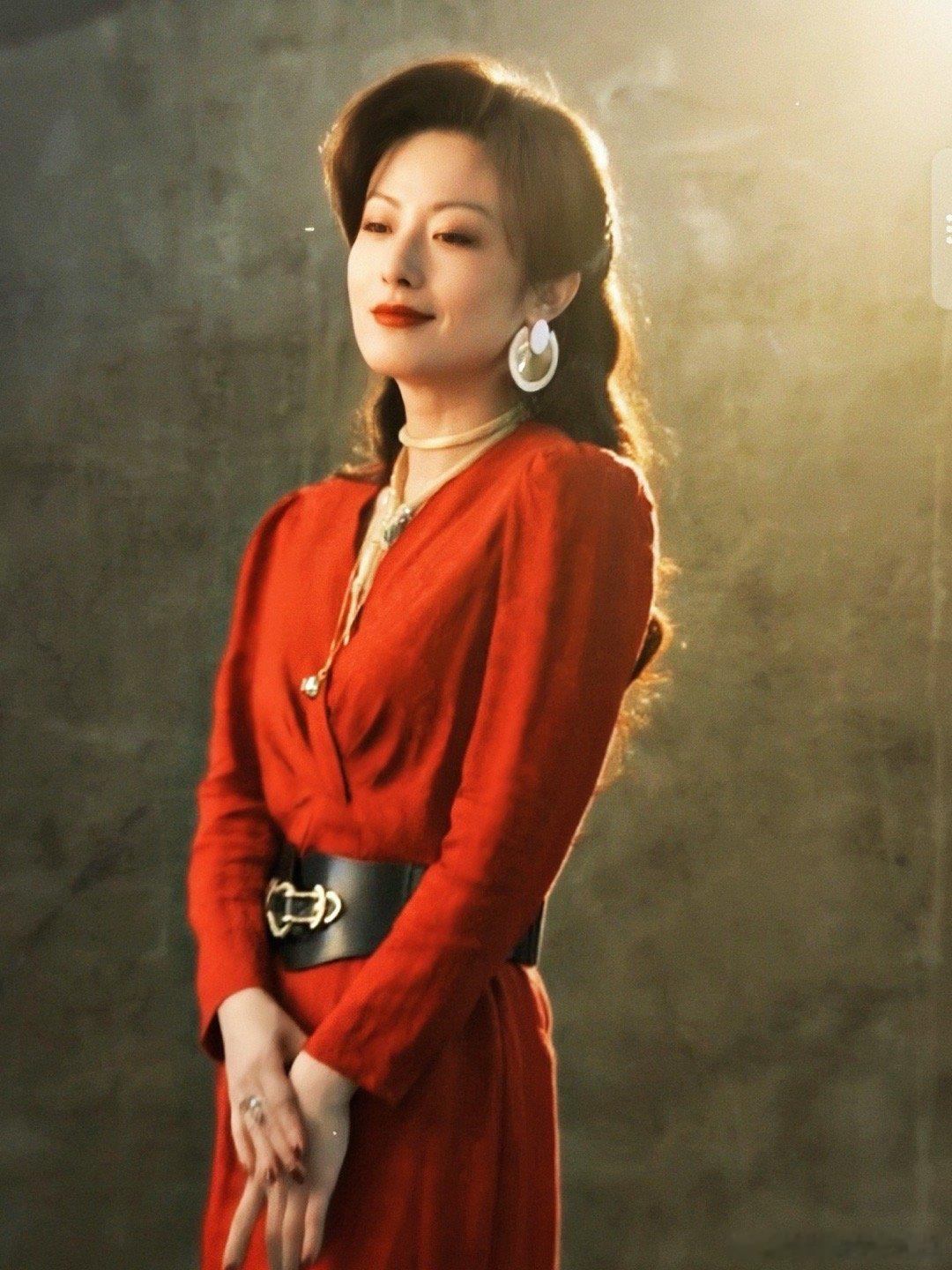 徐百慧复古造型自带年代剧本 复古风一穿，年代剧本感直接拉满！红唇卷发衬得她风情万