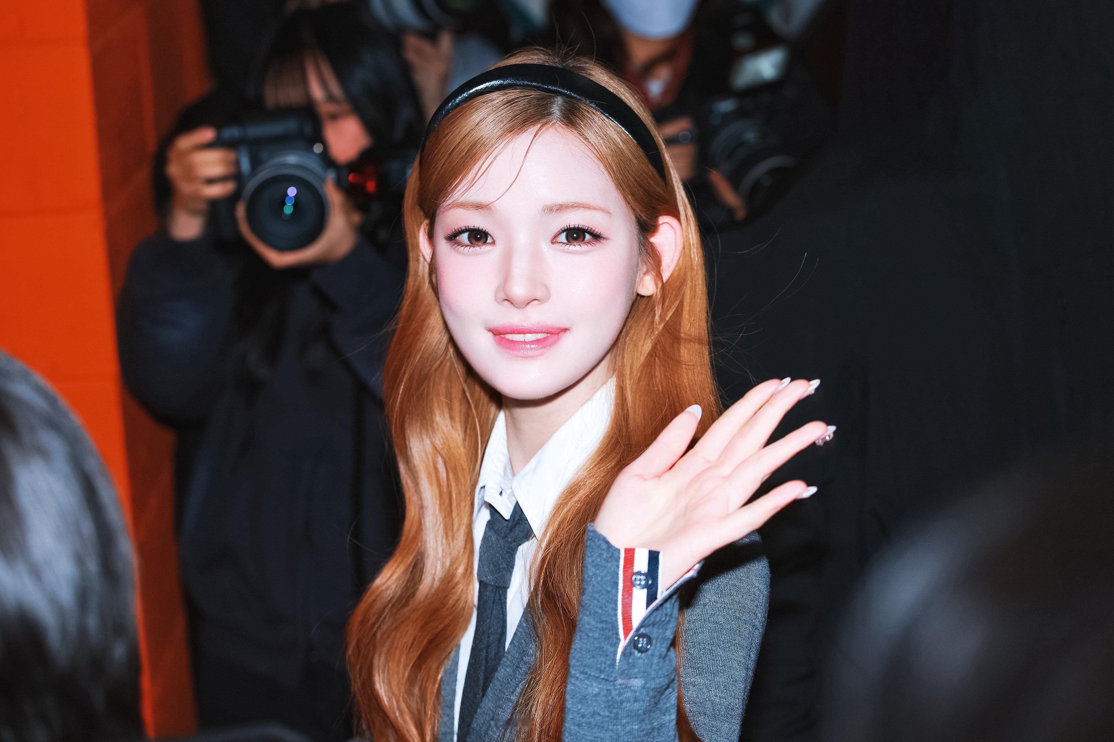 认哥上班金发小公主👸🏻.