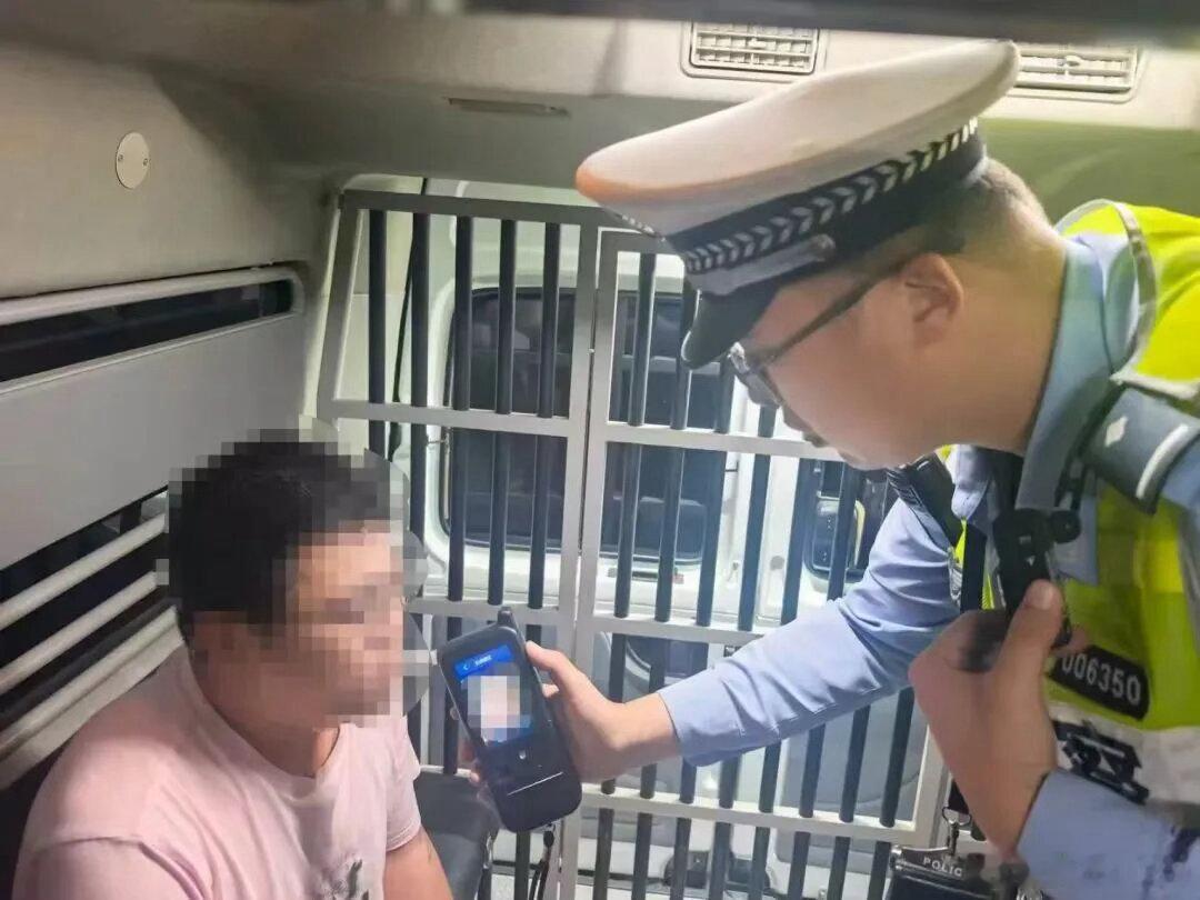 【爱车安全贴士中秋假期前，一晚上北京街头29名司机抓！ 】随着中秋国庆两节临近，