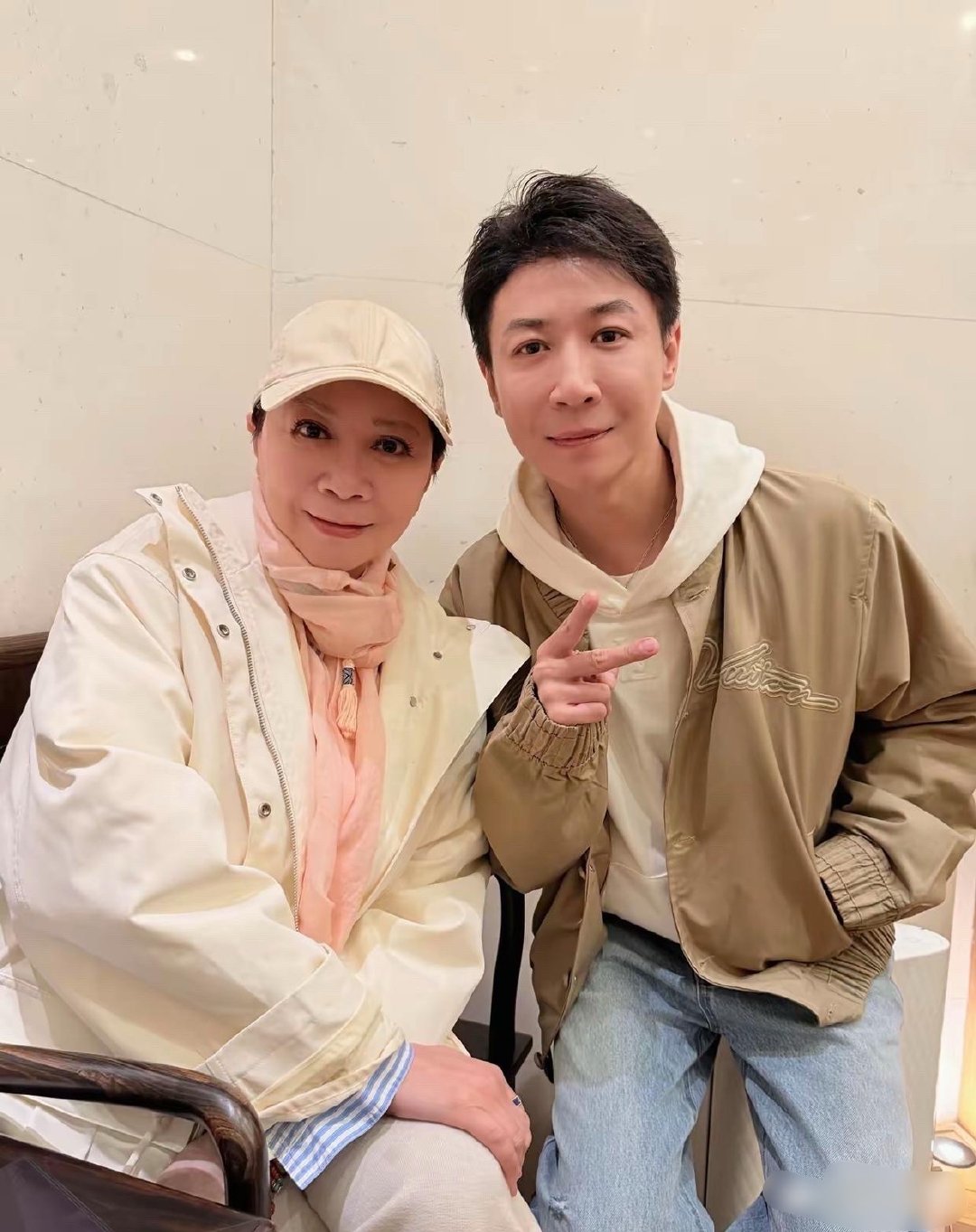 张维伊给自己认了一个干妈，以前咋没发现他和蔡明老师这么相像啊，鼻子和眼睛简直一模