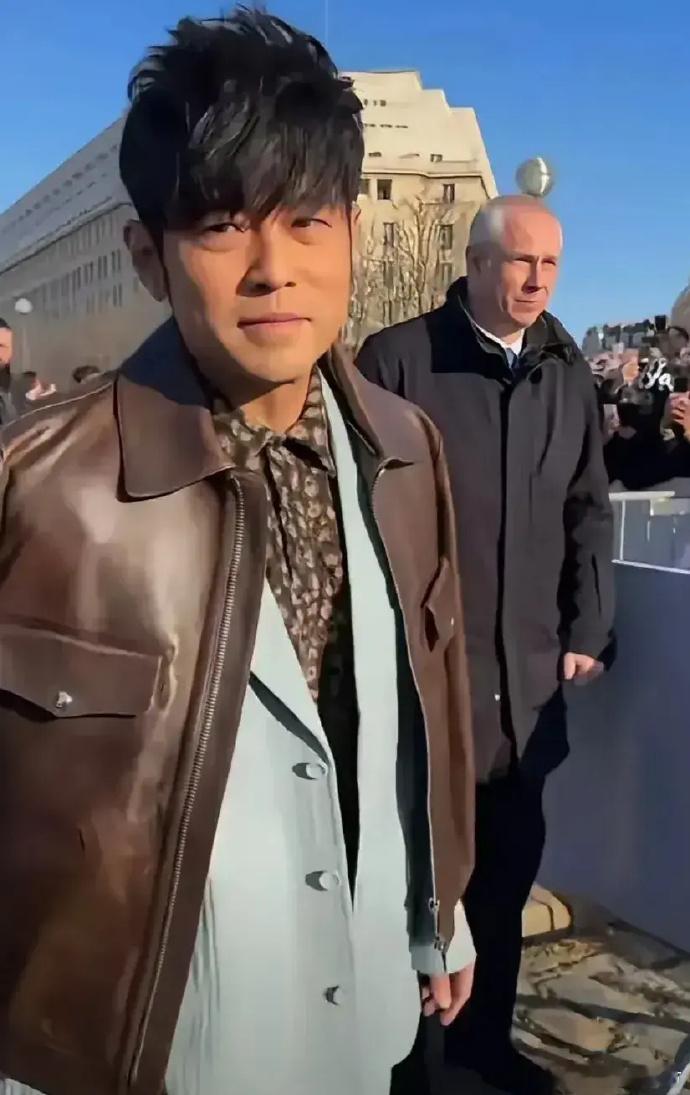 周杰伦的假发套略显明显，不过这丝毫不影响他在舞台上的魅力与风采，音乐才华依旧闪耀