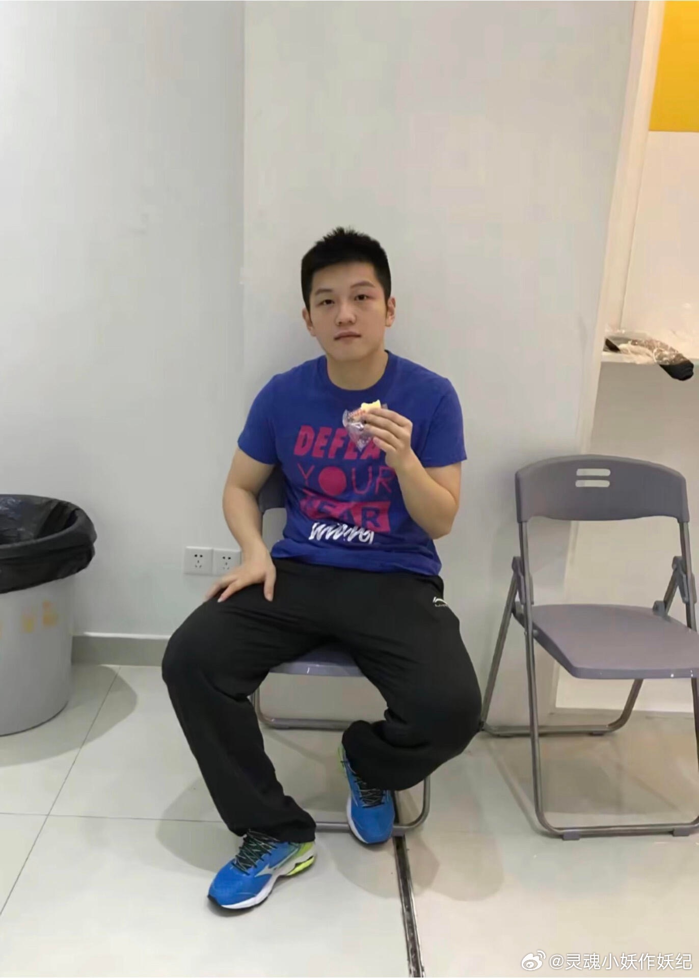吃面包软萌的东东～我抢走他的面包他会不会追我 