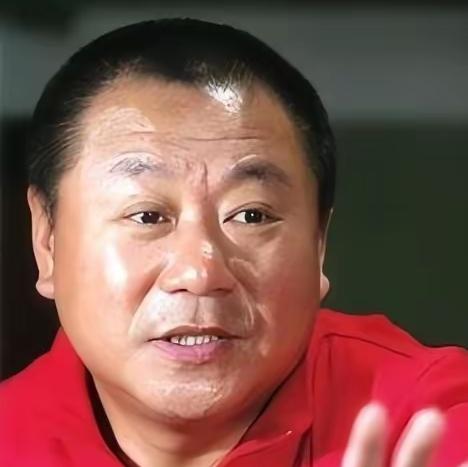 1988年，范伟在母亲的逼促下，和一名护士相亲，谁知，对方不仅不说话，连筷子都不