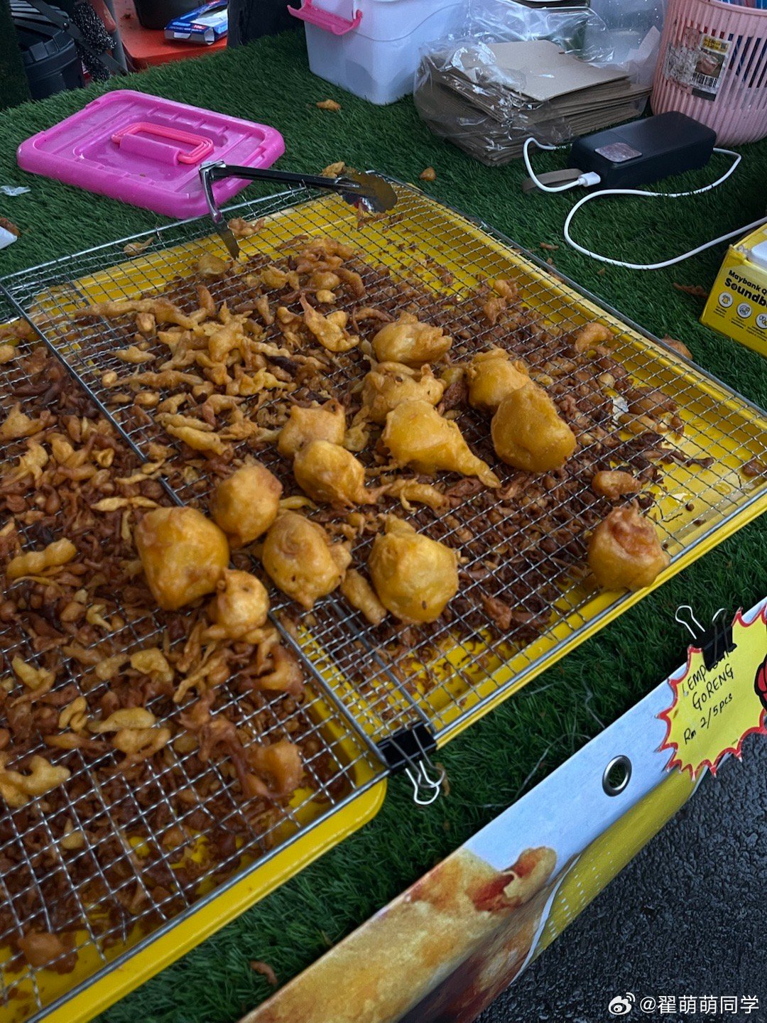 海边夜市上最受欢迎的小吃之一，炸榴莲蜜，2马币5个。 马来西亚·山打根