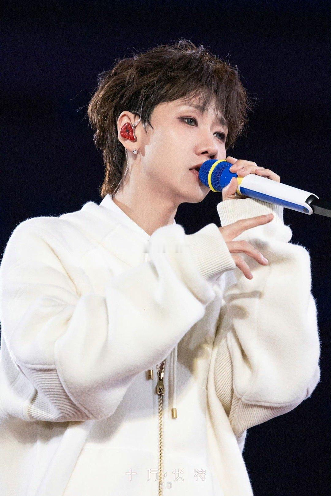 谁给汪苏泷换了max陶瓷缸 这杯子尺寸也太离谱了！比脸还大的陶瓷缸，确定这是喝水