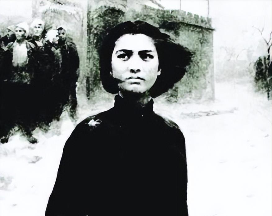 1943年17岁女兵被汉奸抓住，枪响前伪军长官一把拽走她，当晚门从里面闩上了。