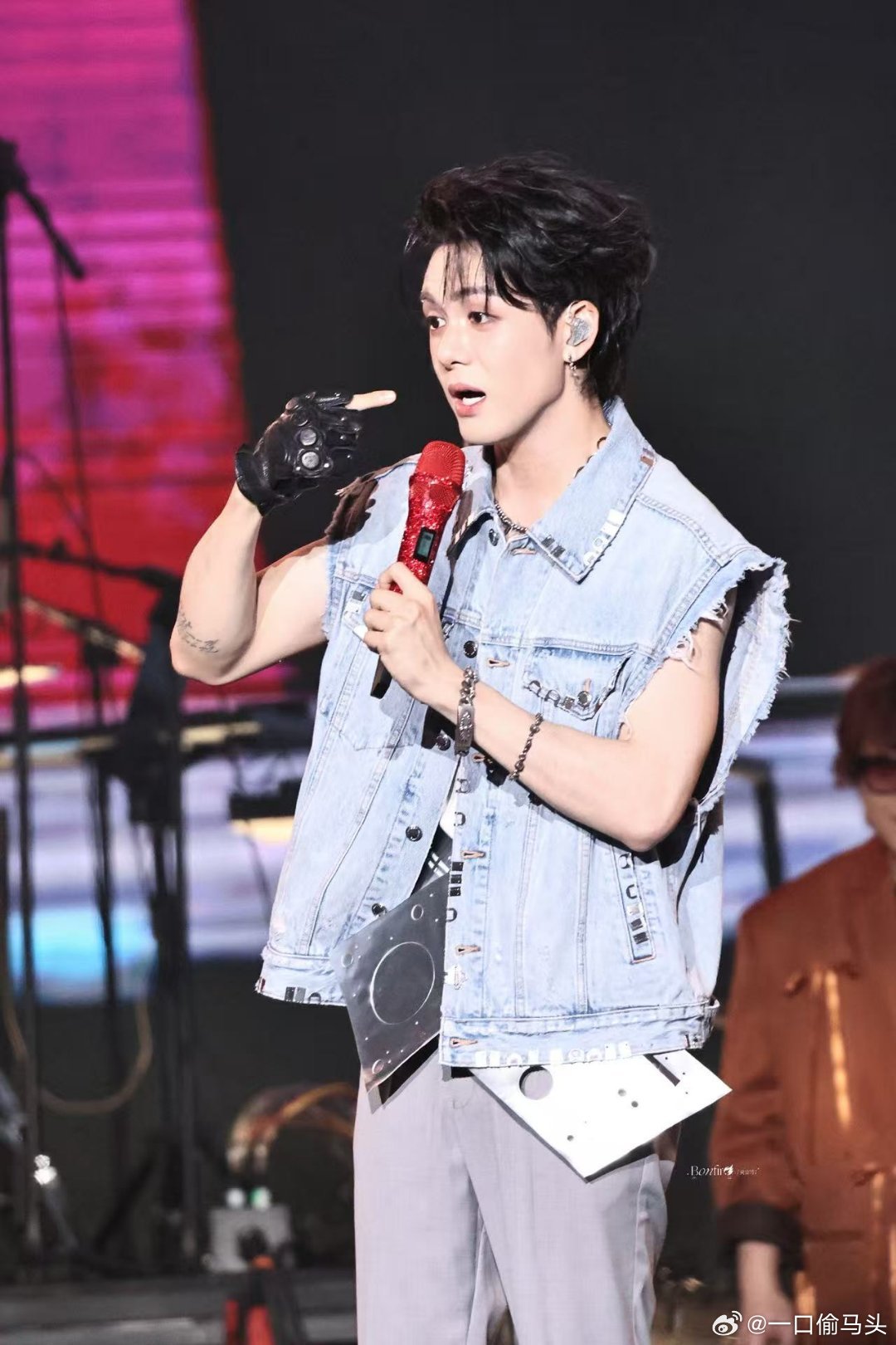 曾舜晞在愚人节当圣诞老人曾舜晞愚人节不当整蛊达人。偏要当圣诞老人。直播狂撒福利还