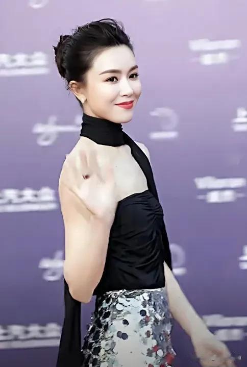 性格好，情商高，还长的这么好看，谁能不爱呢？#文咏珊# #气质女神、明星#