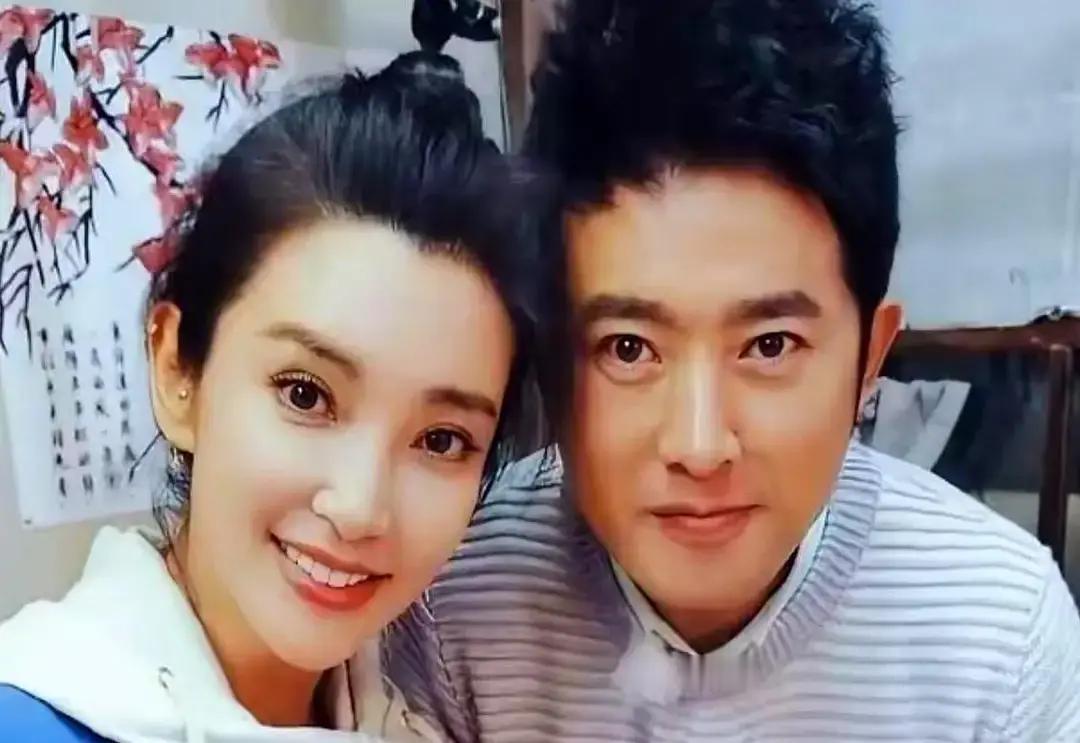 黄晓明和杨颖带娃同游迪士尼被偶遇。

4月5日，网友在迪士尼拍到两人一起陪小海绵