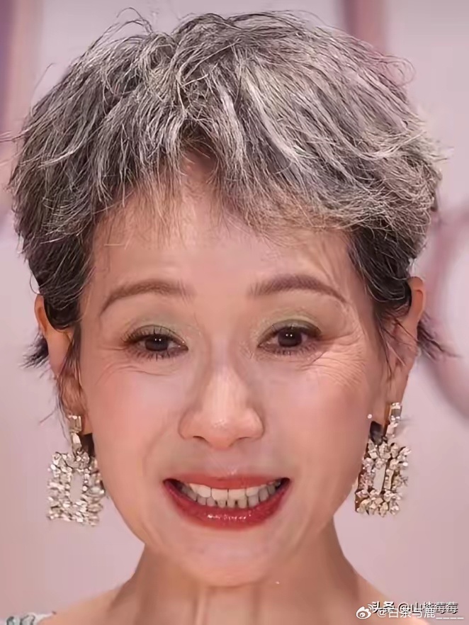 以前我并不是很喜欢叶童，​她许仙滤镜有点大，老是端着。​这次看她和张泉灵聊天才发