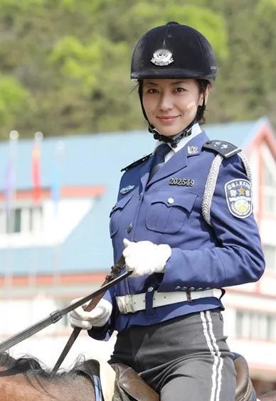 福州车水马龙、人丁兴旺
高峰期时人真是太多了，特别拥挤不堪。
希望各单位能合理错