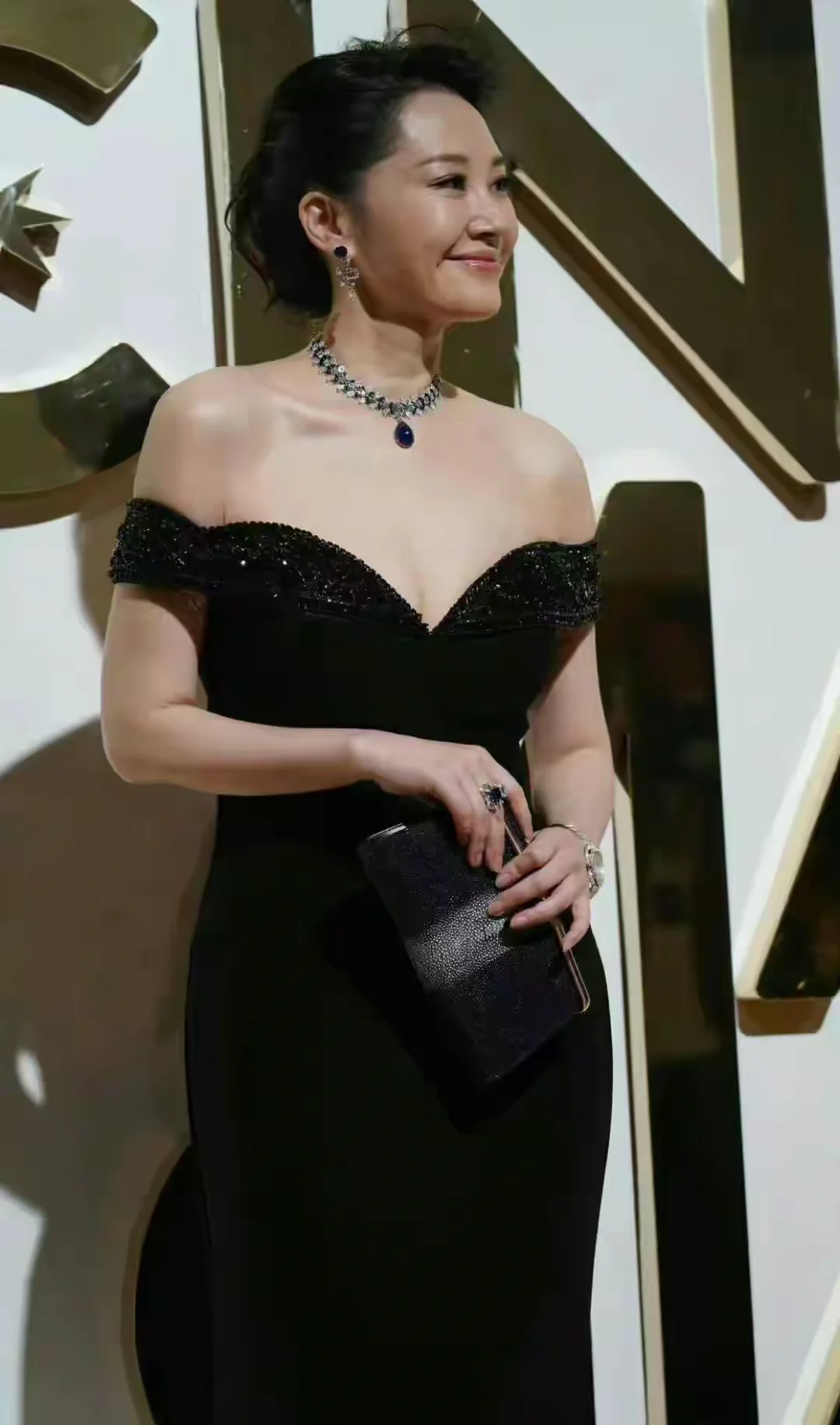 许晴露肩低胸晚礼服