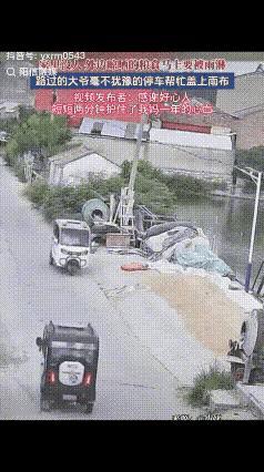 江苏一男子家门口有晾晒的麦子，天快下雨了，当时家里没人，他着急忙慌的赶回家，可为