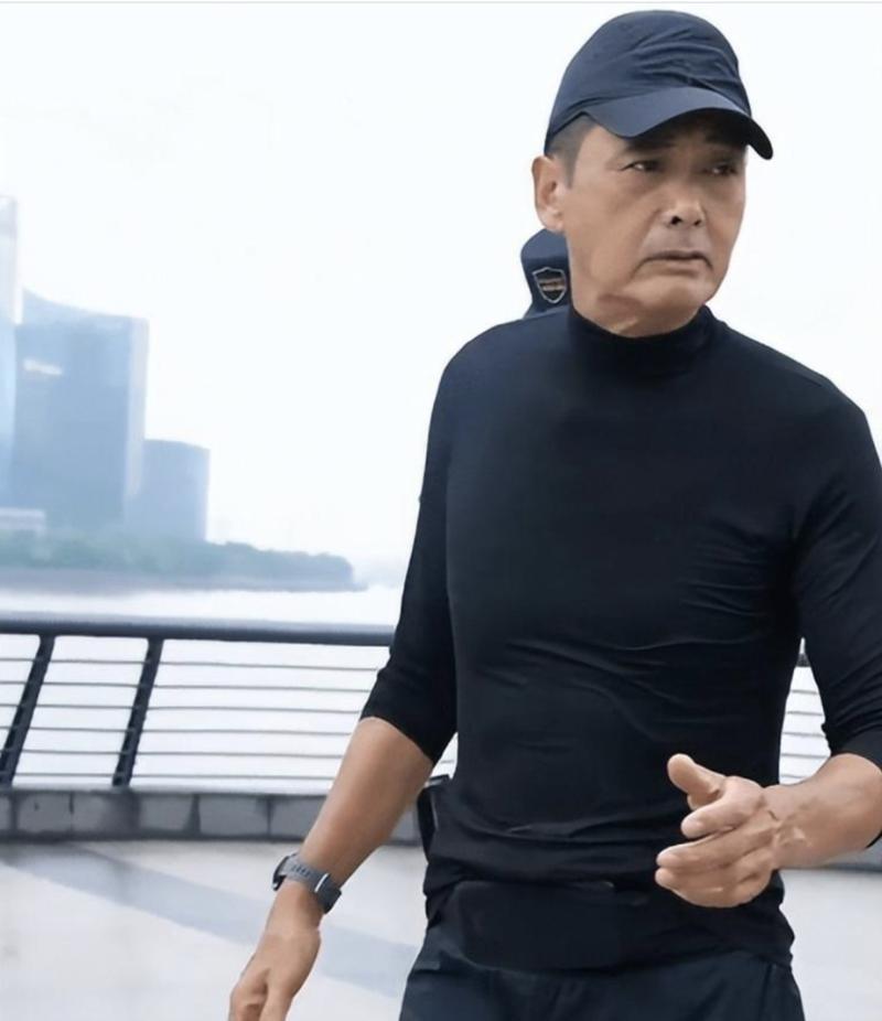 港媒消息称，周润发位于香港山顶加列山道阳光花园的独立洋房降至1.6亿港元出售。这