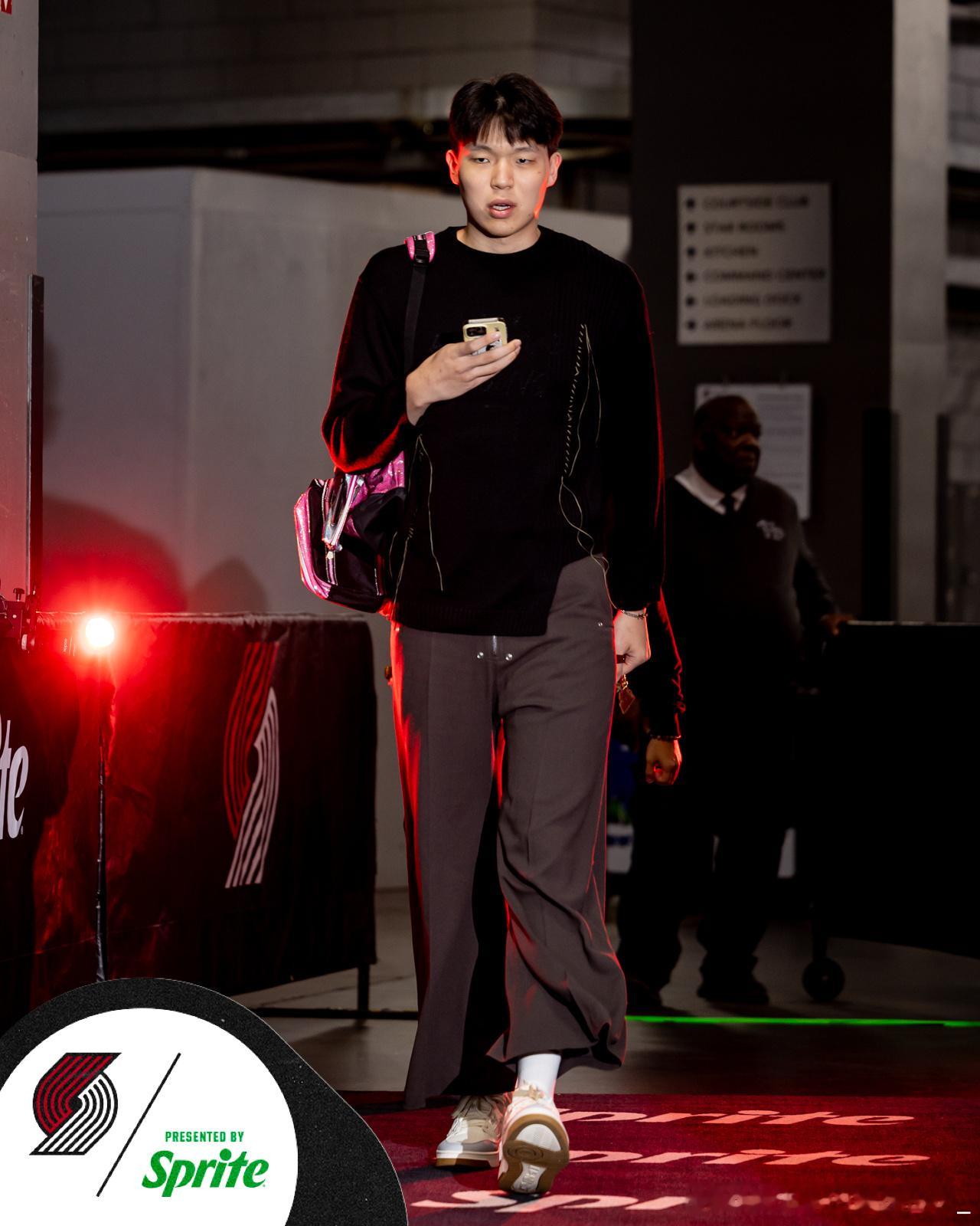 杨瀚森-我的评分：小杨本场只出战8分钟4投1中得到两分，慢慢来吧，没有问题！