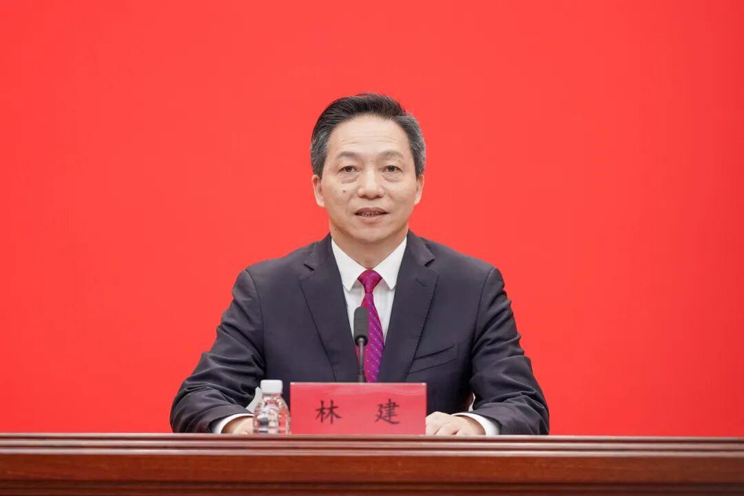 南平市有世界文化与自然双重遗产、5A景区的武夷山风光，闻名遐迩的大红袍古树吸引八
