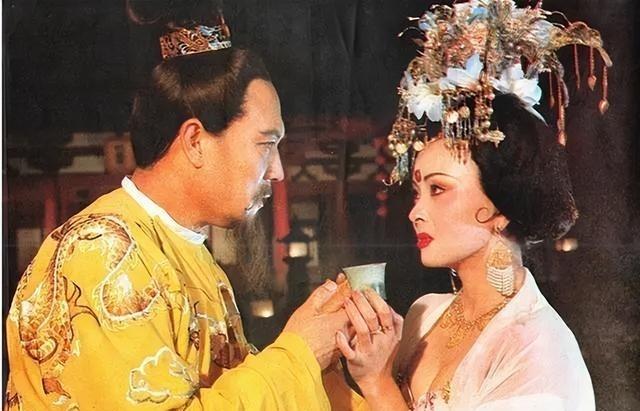 公元756年，杨贵妃被赐死自缢，被人简单用草席包裹后，随意掩埋在路边，第二年唐玄