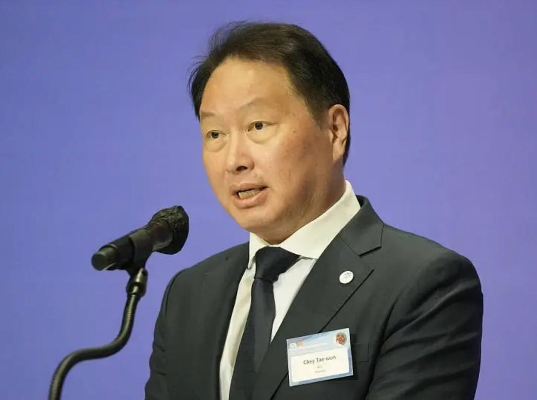 韩国顶级财阀的掌门，被法院判给前妻6亿多美元分手费。他的答复不是耍赖，是掏出计算
