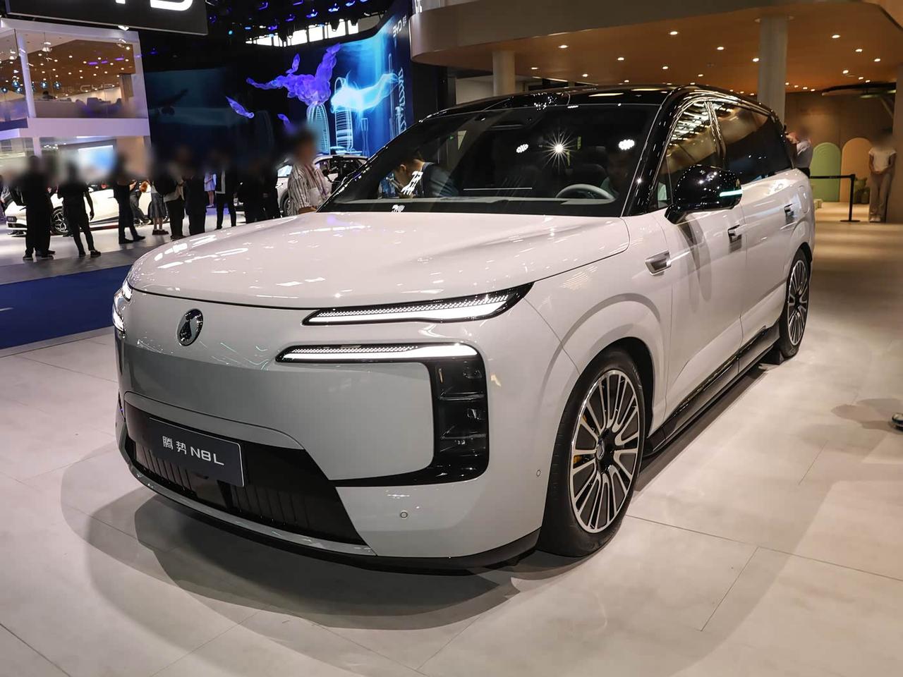 腾势N8L闪充版正式上市了，2款配置车型，31.98万-34.98万元。

新款