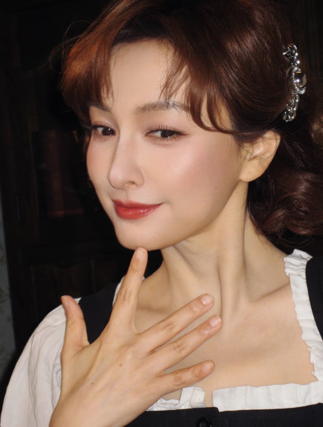 吴昕发图配文：“今天走唐顿庄园风 ，一年一度大侦探又来了 ，好开心，展示聪明与美